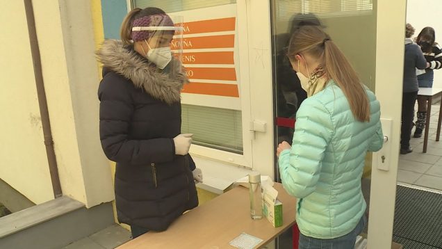 V piatok ráno testovali ôsmakov a deviatakov ZŠ s MŠ Hurbanova kloktacími testami  