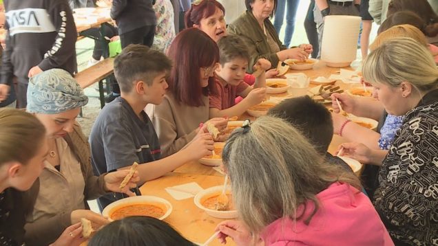 V priestoroch ESŠ na Deň matiek si ukrajinské ženy s deťmi navarili tradičný boršč