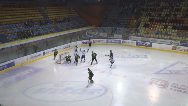 V susedskom derby, ktoré sa konečne konalo pred zrakmi stoviek divákov ťahali domáci za kratší koniec