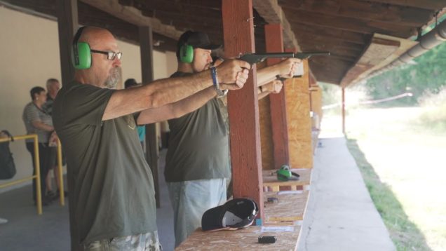 Vojaci a policajti vo výslužbe ukázali na strelnici v Jahodníkoch svoju presnú mušku a presvedčili, že sú stále výborní pištoliari a puškári