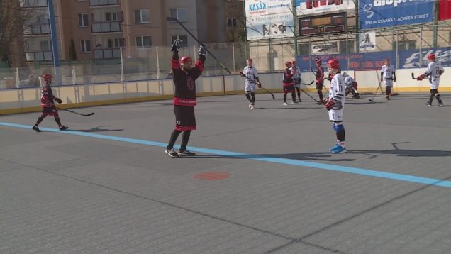 Vrútockým hokejbalistom sa na domácej palubovke podarilo zdolať oboch súperov