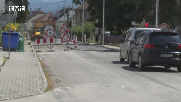 Výstavbu chodníkov a rekonštrukciu miestnych komunikácií vo Vrútkach síce mierne zdržali nepredvídateľné okolnosti, no už v polovici septembra by mali byť práce ukončené