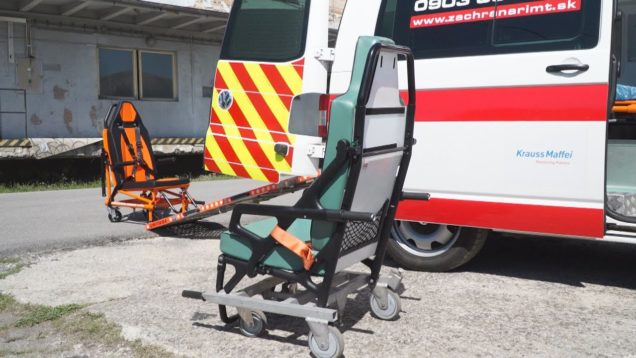 Záchranári darovali hasičom transportné kreslo, ktoré využijú na transport pacientov z nemocnice do domácej liečby