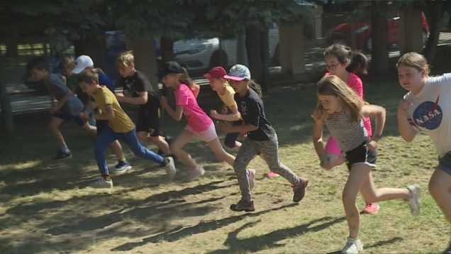 Žiaci zo základnej školy P. Mudroňa súťažili v behu, skoku a v hode loptičkou