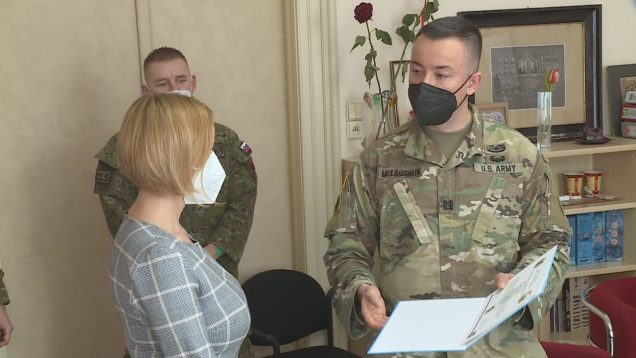 Žiakov Obchodnej akadémie zdokonaľovali v angličtine americkí vojaci. Slovenskí ich zasa naučili mnohým zručnostiam